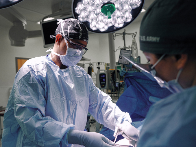 Un cirujano del Army realizando un procedimiento quirúrgico en un quirófano