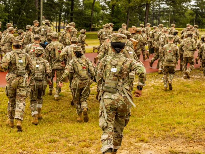 Un grupo de reclutas corriendo al aire libre durante el Basic Combat Training