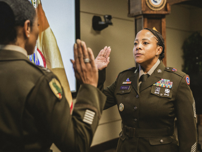 Una Oficial del Army administrando el Oath of Enlistment durante una ceremonia de ascenso