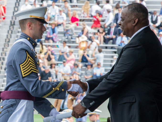 Graduado le da la mano al Secretario de Defensa, Lloyd J. Austin III, en la Ceremonia de Graduación