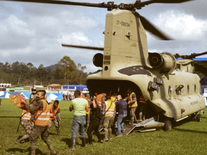 Soldados de Civil Affairs descargan suministros de una aeronave del Army como ayuda tras el paso de un huracán