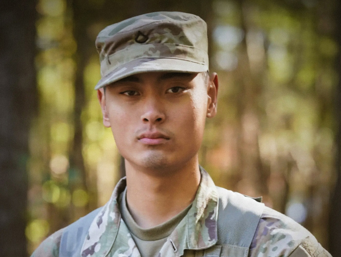 Retrato al aire libre de un Soldado en uniforme de combate
