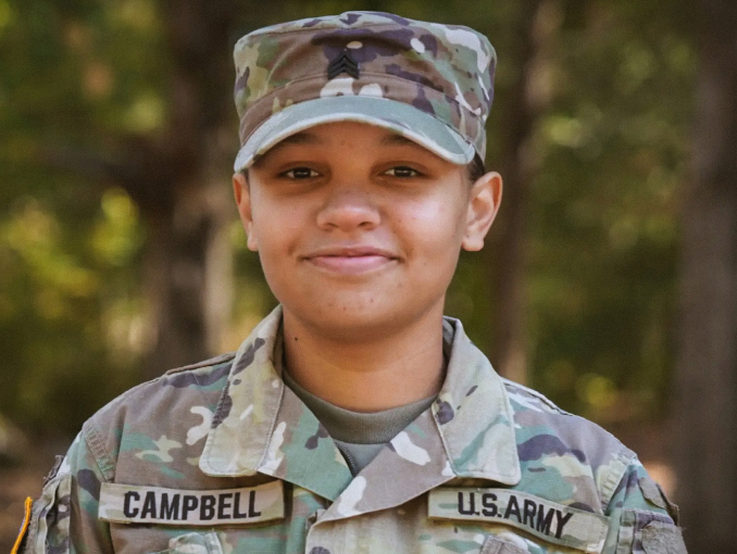 Retrato al aire libre de una Soldado sonriendo en uniforme de combate