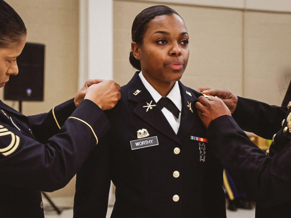 Una Candidata a Oficial es condecorada durante una ceremonia de graduación de la Officer Candidate School (OCS)