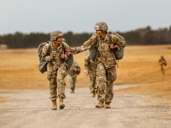 Dos Soldados caminando juntos en un campo