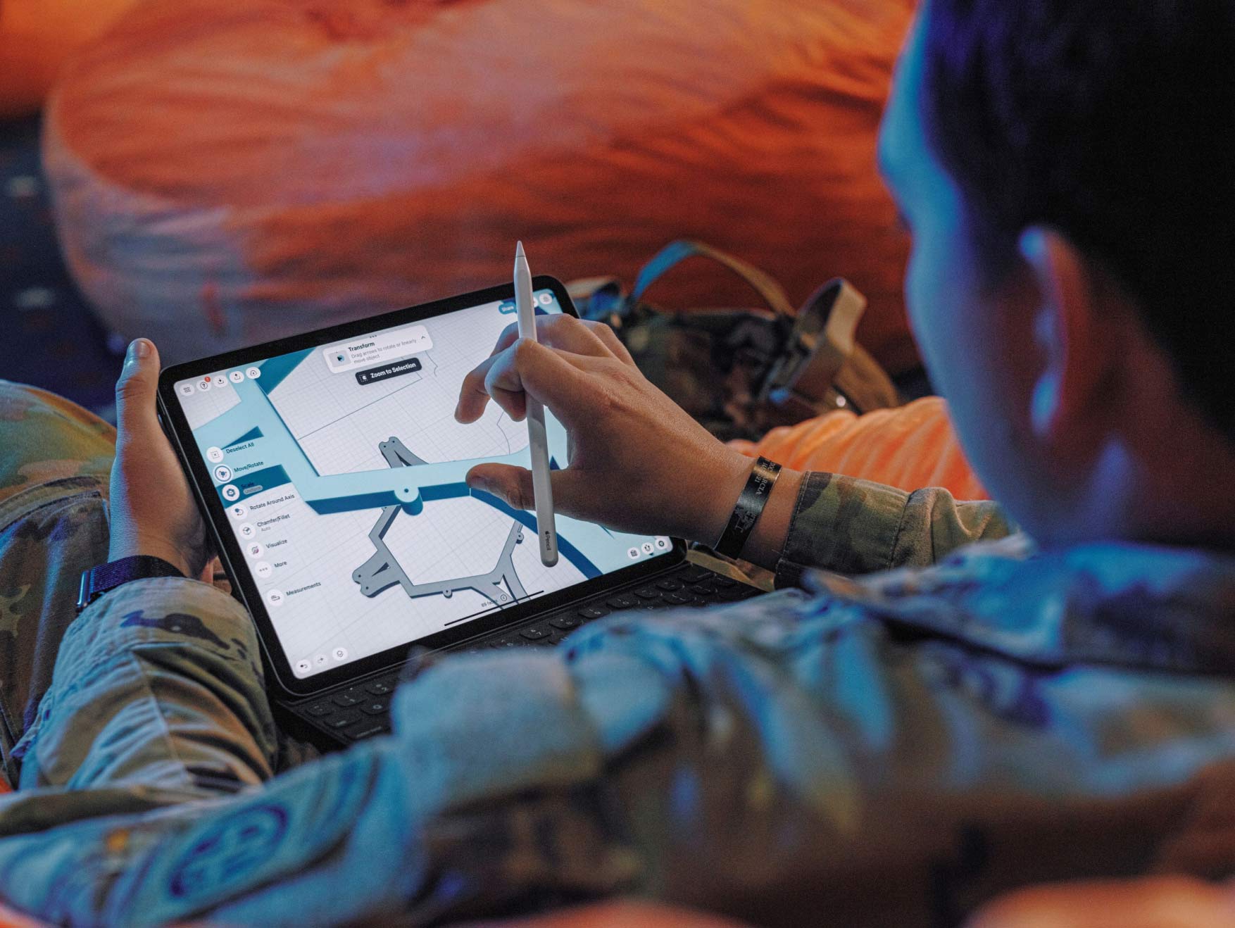 Soldado trabajando con software de ingeniería en una tableta