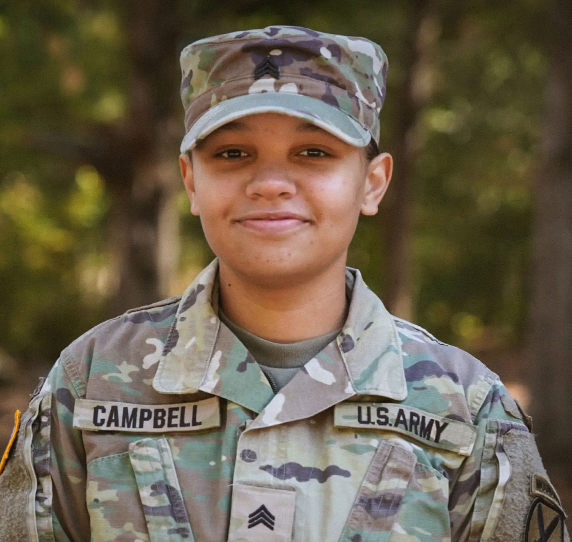 Retrato al aire libre de una Soldado sonriendo en uniforme de combate