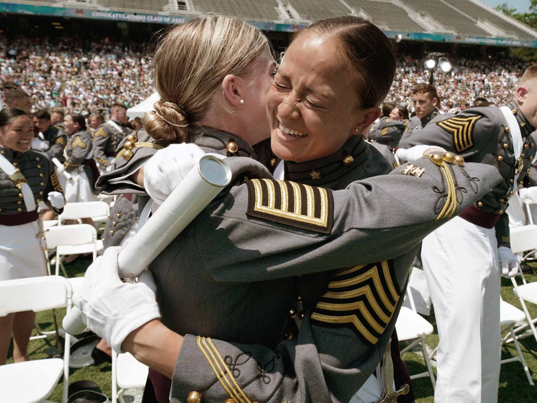 Cadetes de la U.S. Military Academy at West Point celebrando su graduación